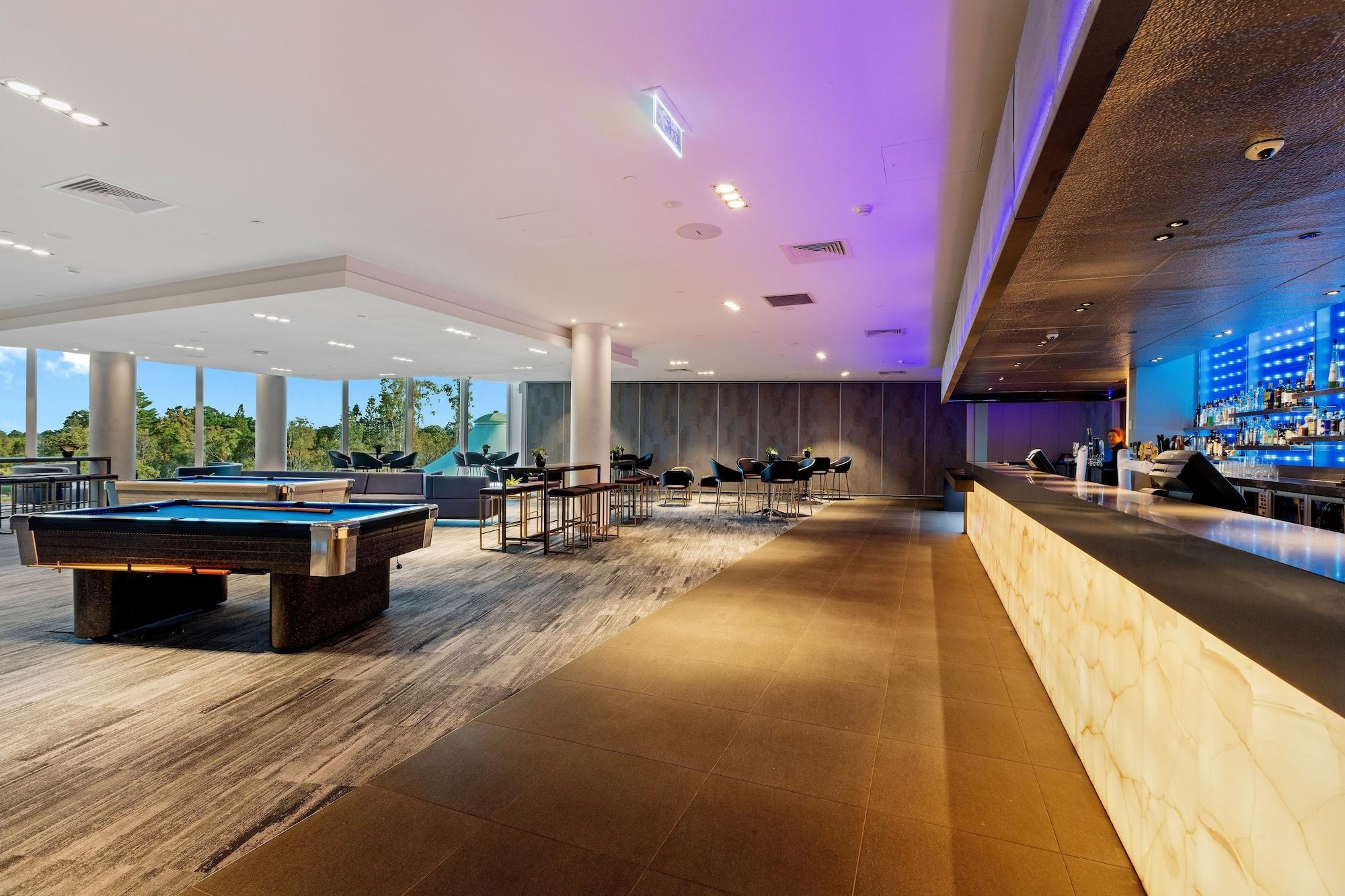 Racv Royal Pines Resort Gold Coast Benowa Kültér fotó The pool table at the Sky Bar